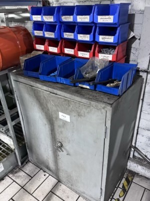 1 Metallwerkzeugschrank mit diversen Werkzeugen